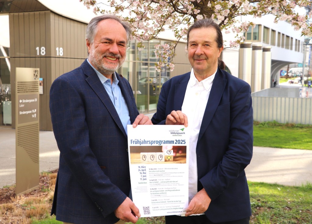 Bild 1: Mag. Hans Holzinger, Bildungswerkleiter von Seekirchen, präsentiert gemeinsam mit Dipl. Ing. Richard Breschar, Direktor des Salzburger Bildungswerkes, sein Frühjahrsprogramm, in dem Demokratie behandelt wird.